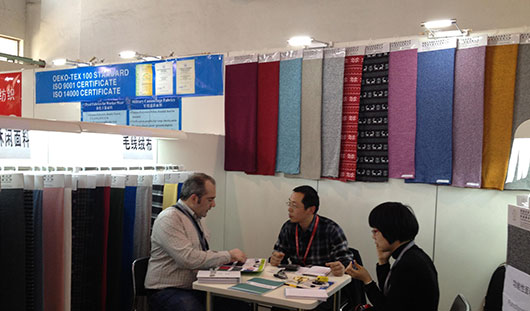 面料展上，一家印花双面绒面料制造商成功吸引了外国友人的注意