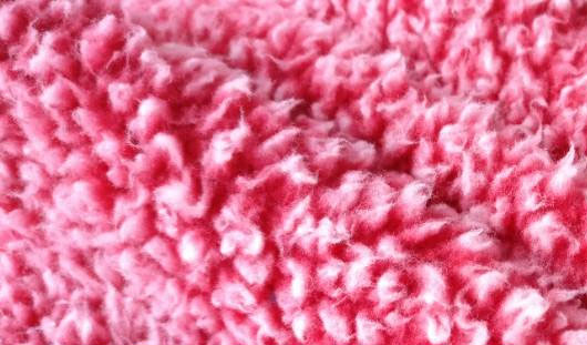 华瑞针织毛圈面料厂家分享：摇粒绒和羽绒哪个好？
