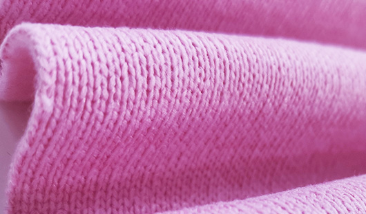 华瑞针纺织带您去了解：针织涤纶面料的特点